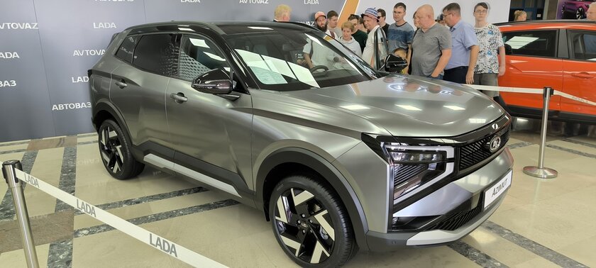 Ещё один прототип крутой Lada Azimut: в серо-стальном исполнении с тёмно-зелёной обивкой салона