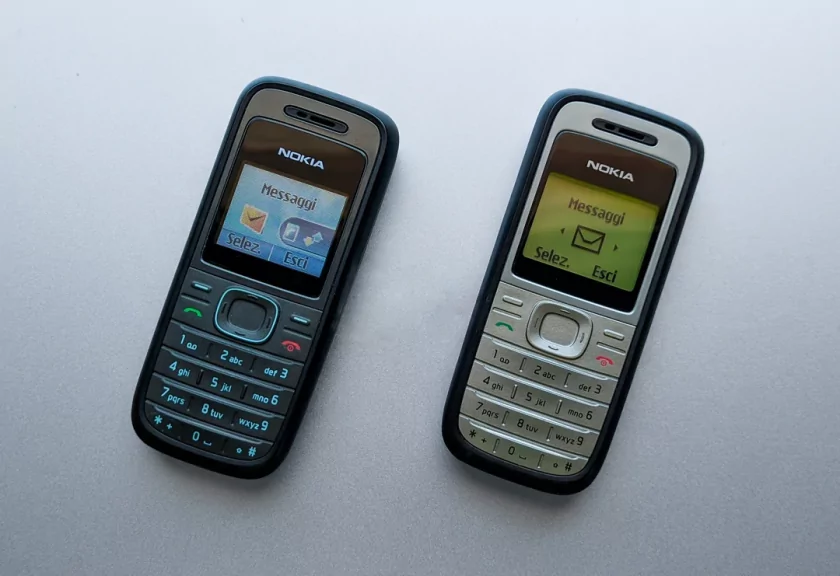 Фанат ретро сравнил Nokia 1208 с Nokia 1200. Какой телефон вам больше по душе?