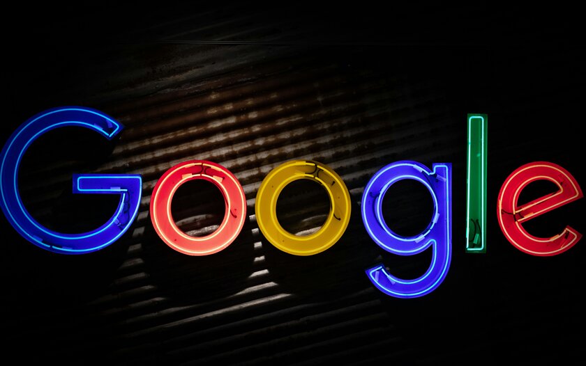 Google шутит над Apple из-за задержки с выходом Siri на базе Apple Intelligence
