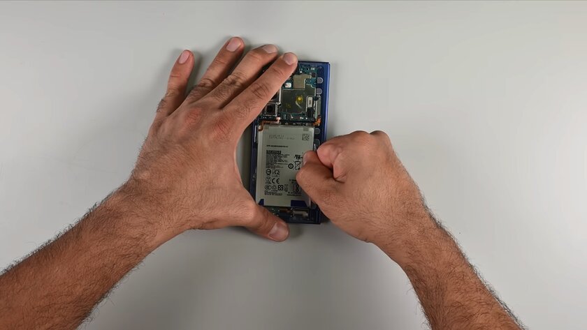 iFixit оценила Galaxy Z Fold 7 на 3 из 10 баллов: смартфон практически не поддаётся ремонту