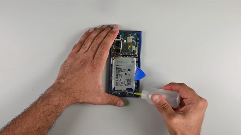 iFixit оценила Galaxy Z Fold 7 на 3 из 10 баллов: смартфон практически не поддаётся ремонту