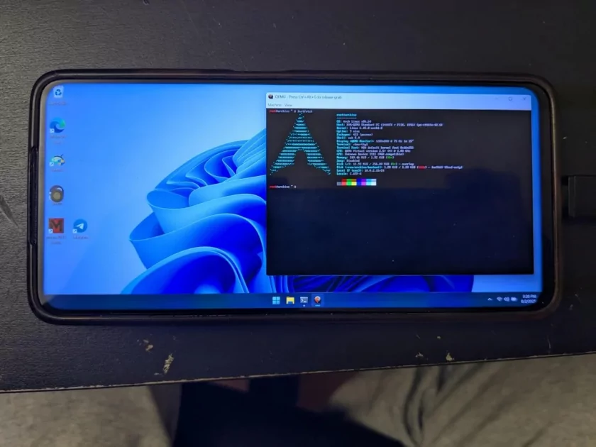 Пользователь запустил Arch Linux в виртуальной машине, работающей в Windows 11… на Android-смартфоне