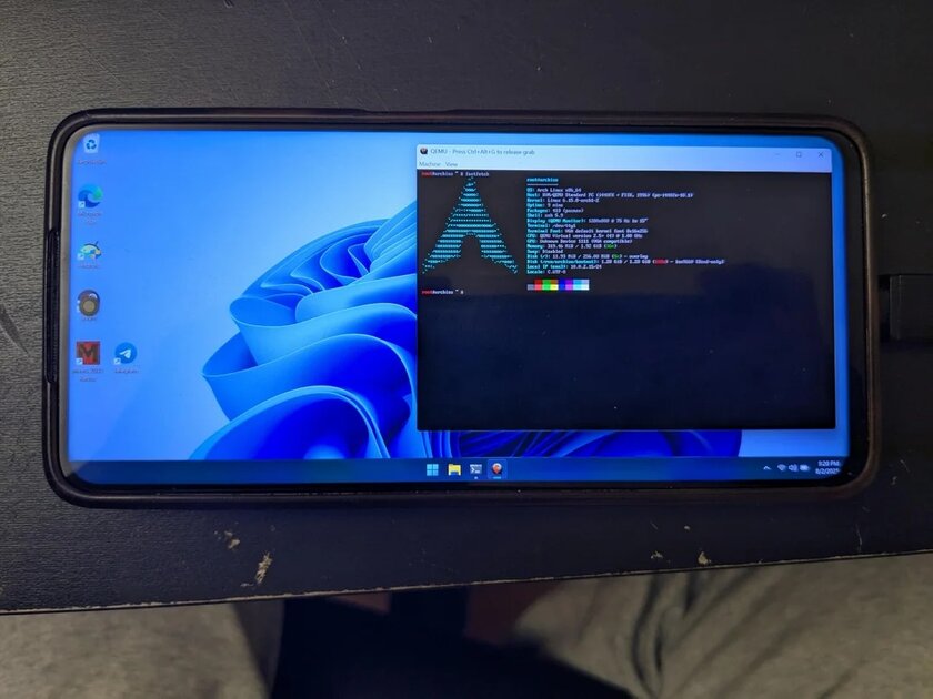 Пользователь запустил Arch Linux в виртуальной машине, работающей в Windows 11… на Android-смартфоне