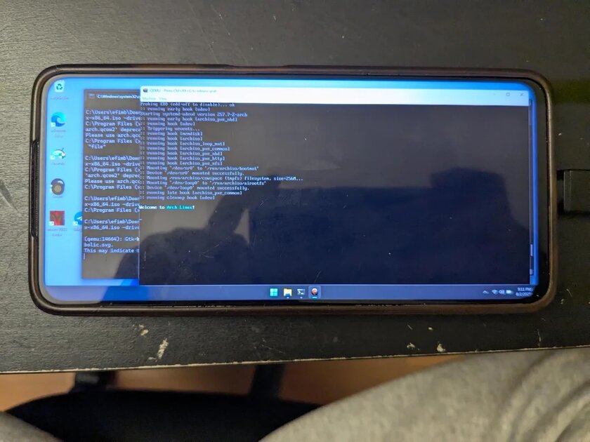 Пользователь запустил Arch Linux в виртуальной машине, работающей в Windows 11… на Android-смартфоне