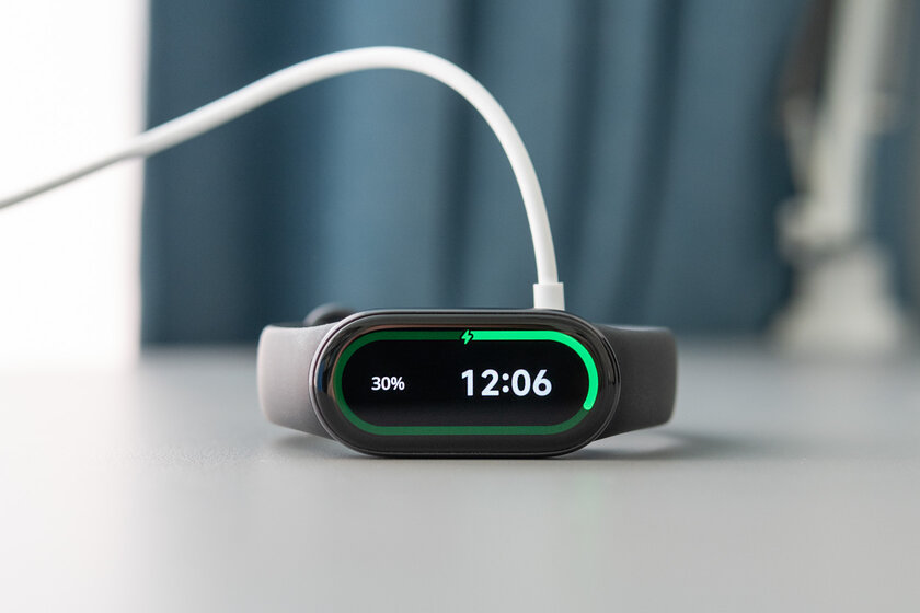 Теперь полностью симметричный. Обзор Xiaomi Smart Band 10 — Время работы и зарядка. 1