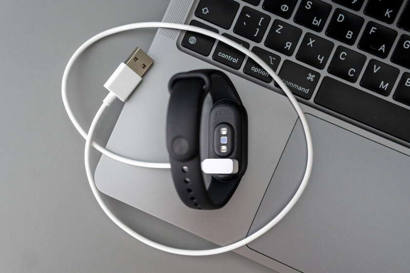 Теперь полностью симметричный. Обзор Xiaomi Smart Band 10 — Время работы и зарядка. 2