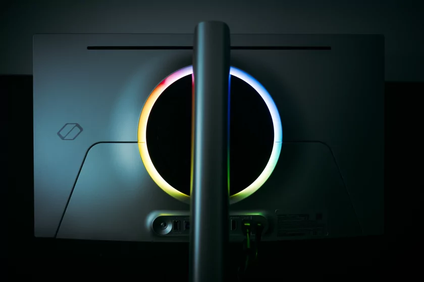 Отличный монитор без переплаты за лишние функции: обзор Samsung Odyssey OLED G8 G81SF UHD — Дизайн. 2