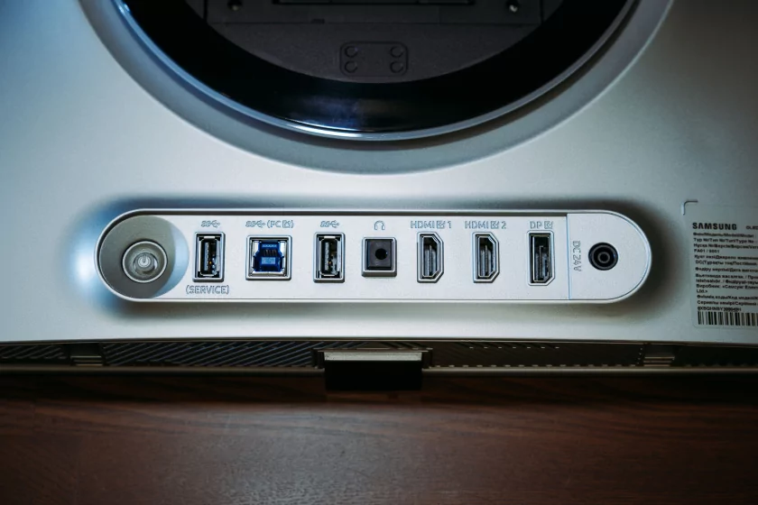 Отличный монитор без переплаты за лишние функции: обзор Samsung Odyssey OLED G8 G81SF UHD — Дизайн. 3
