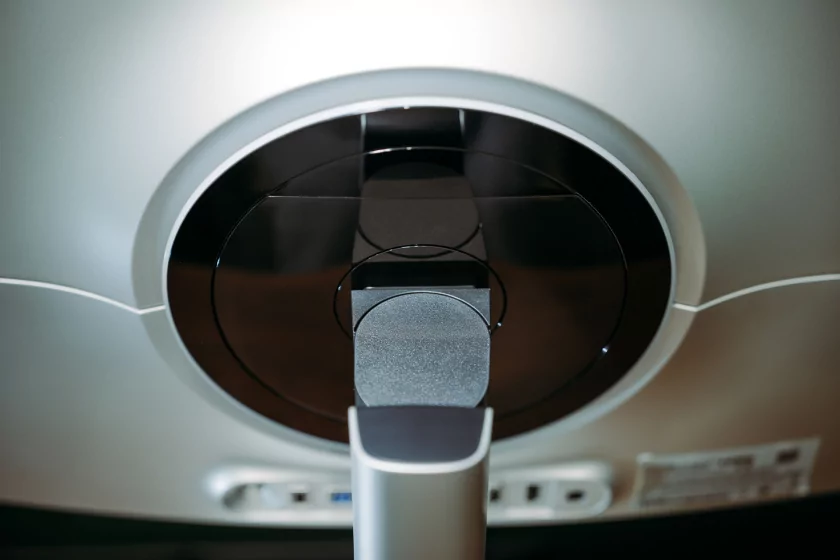 Отличный монитор без переплаты за лишние функции: обзор Samsung Odyssey OLED G8 G81SF UHD — Дизайн. 8