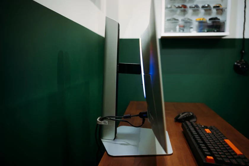 Отличный монитор без переплаты за лишние функции: обзор Samsung Odyssey OLED G8 G81SF UHD — Дизайн. 11