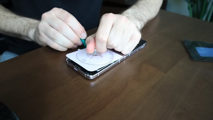 Инженер построил собственный смартфон с QWERTY-клавиатурой на базе сломанного Samsung Z Flip