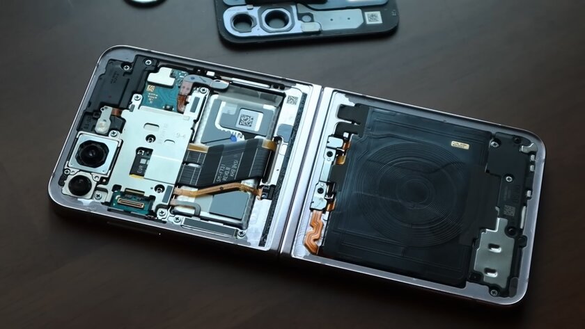 Инженер построил собственный смартфон с QWERTY-клавиатурой на базе сломанного Samsung Z Flip