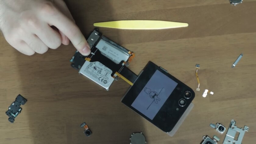 Инженер построил собственный смартфон с QWERTY-клавиатурой на базе сломанного Samsung Z Flip