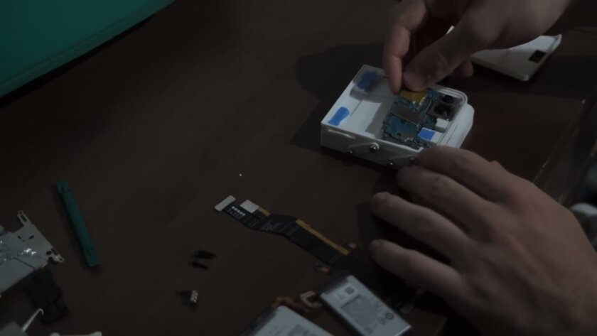 Инженер построил собственный смартфон с QWERTY-клавиатурой на базе сломанного Samsung Z Flip