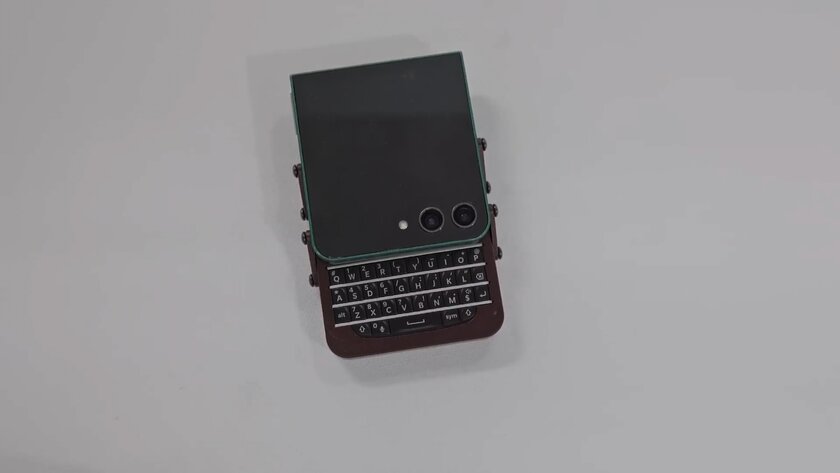 Инженер построил собственный смартфон с QWERTY-клавиатурой на базе сломанного Samsung Z Flip