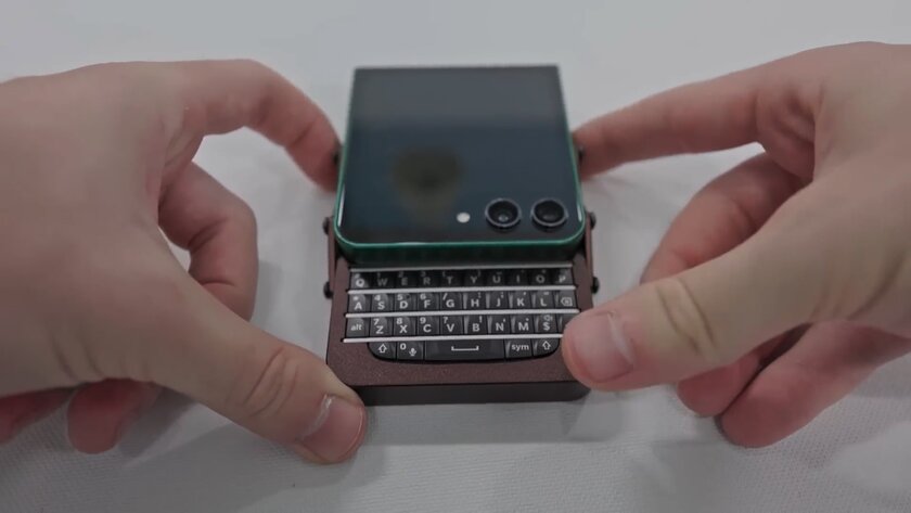Инженер построил собственный смартфон с QWERTY-клавиатурой на базе сломанного Samsung Z Flip