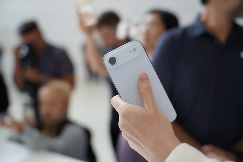 Так тончайший iPhone Air выглядит вживую — он точно не погнётся?