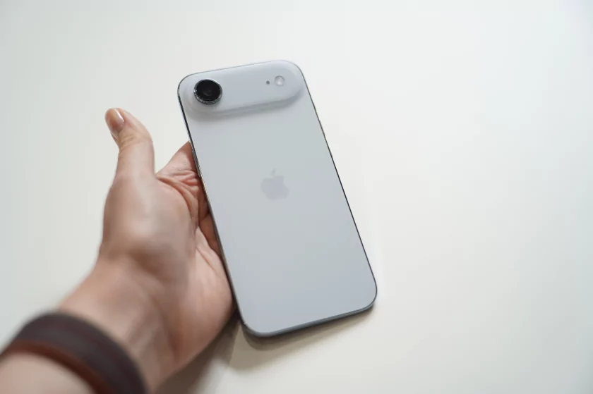Так тончайший iPhone Air выглядит вживую — он точно не погнётся?