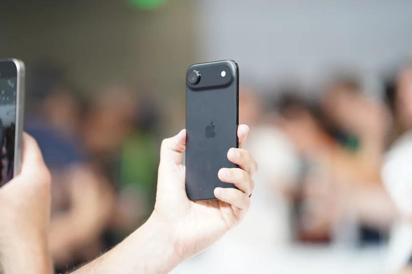 Так тончайший iPhone Air выглядит вживую — он точно не погнётся?