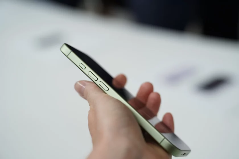 Все цвета iPhone Air, iPhone 17 и 17 Pro вживую: сравнение расцветок на натуральных фото — Цвета iPhone 17. 6