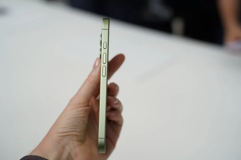 Все цвета iPhone Air, iPhone 17 и 17 Pro вживую: сравнение расцветок на натуральных фото — Цвета iPhone 17. 7