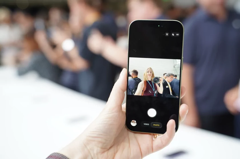Все цвета iPhone Air, iPhone 17 и 17 Pro вживую: сравнение расцветок на натуральных фото — Цвета iPhone 17. 8