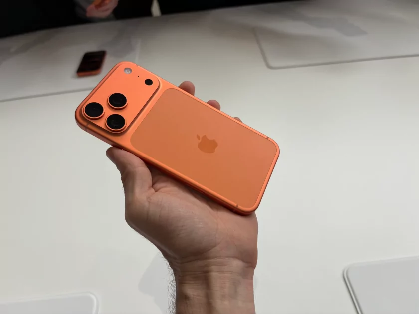 Все цвета iPhone Air, iPhone 17 и 17 Pro вживую: сравнение расцветок на натуральных фото — Цвета iPhone 17 Pro и iPhone 17 Pro Max. 3