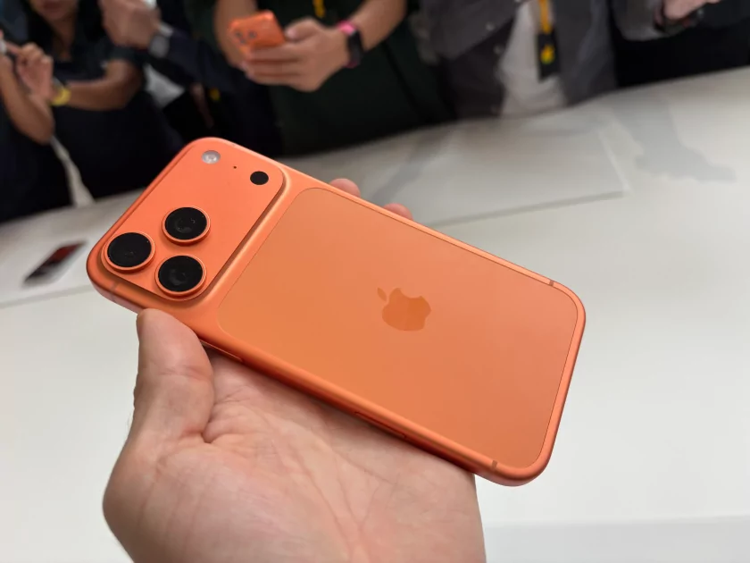 Все цвета iPhone Air, iPhone 17 и 17 Pro вживую: сравнение расцветок на натуральных фото — Цвета iPhone 17 Pro и iPhone 17 Pro Max. 4