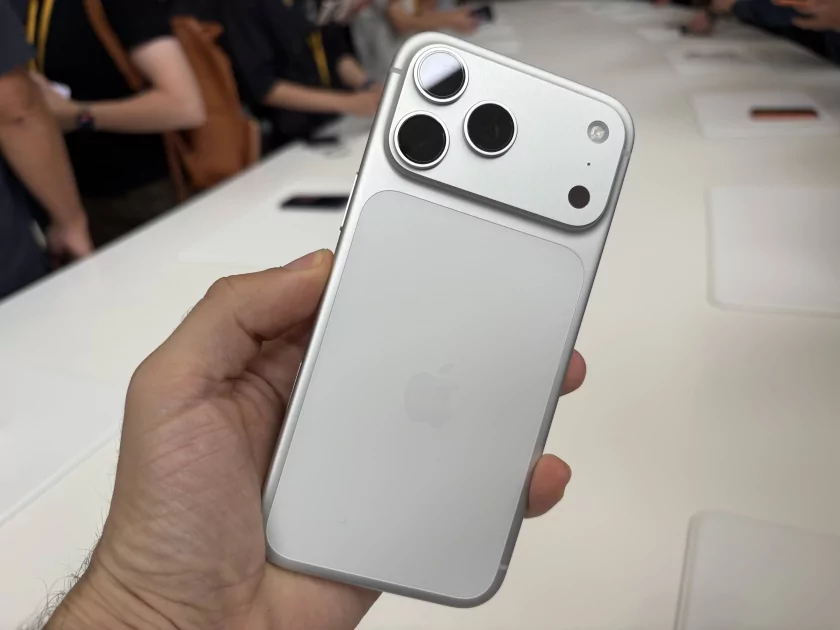 Все цвета iPhone Air, iPhone 17 и 17 Pro вживую: сравнение расцветок на натуральных фото — Цвета iPhone 17 Pro и iPhone 17 Pro Max. 1