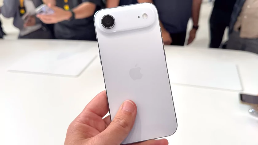 Все цвета iPhone Air, iPhone 17 и 17 Pro вживую: сравнение расцветок на натуральных фото — Цвета iPhone Air. 1
