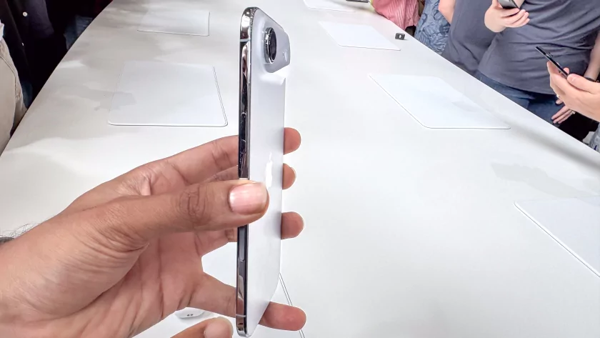 Все цвета iPhone Air, iPhone 17 и 17 Pro вживую: сравнение расцветок на натуральных фото — Цвета iPhone Air. 2