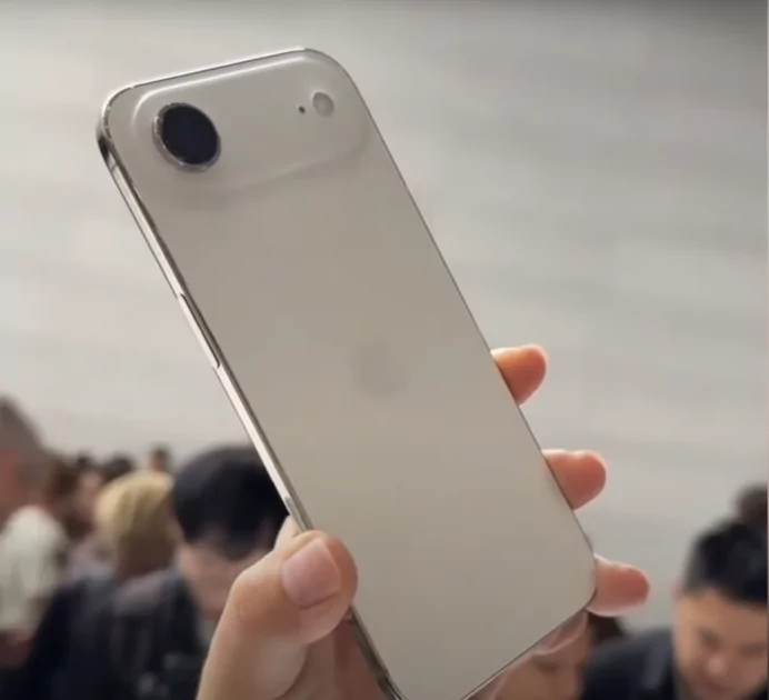 Все цвета iPhone Air, iPhone 17 и 17 Pro вживую: сравнение расцветок на натуральных фото — Цвета iPhone Air. 5