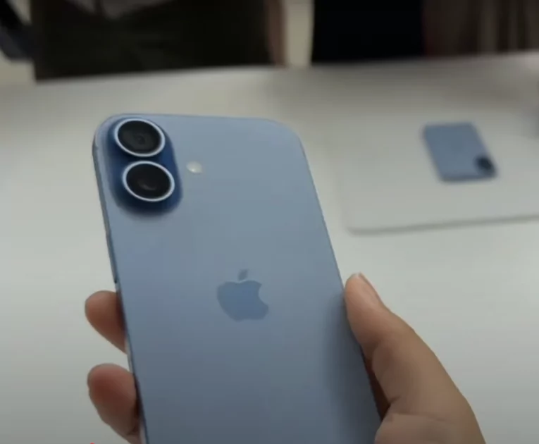 Все цвета iPhone Air, iPhone 17 и 17 Pro вживую: сравнение расцветок на натуральных фото — Цвета iPhone 17. 11