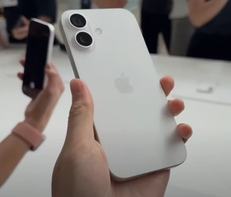 Все цвета iPhone Air, iPhone 17 и 17 Pro вживую: сравнение расцветок на натуральных фото — Цвета iPhone 17. 12