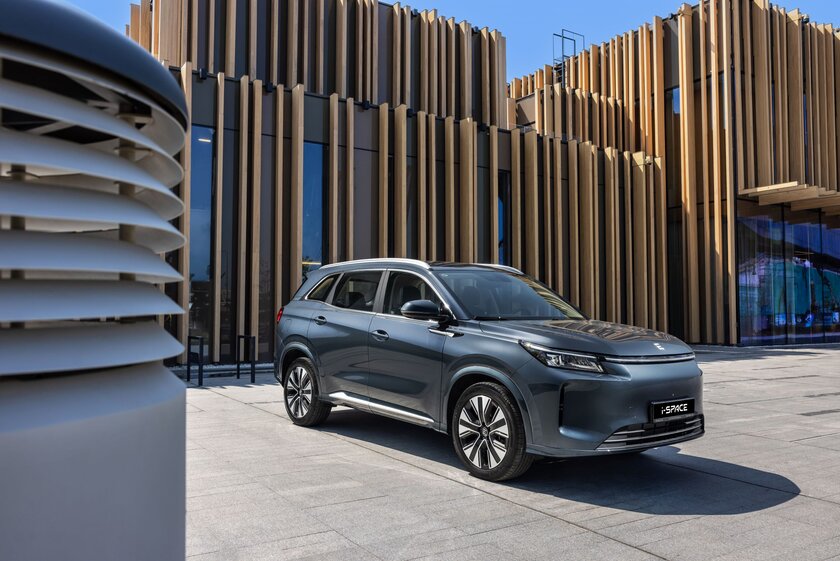 Новый гибридный Evolute i-SPACE уже в продаже: 7 мест, 165 км на электричестве и 5,6 л расход