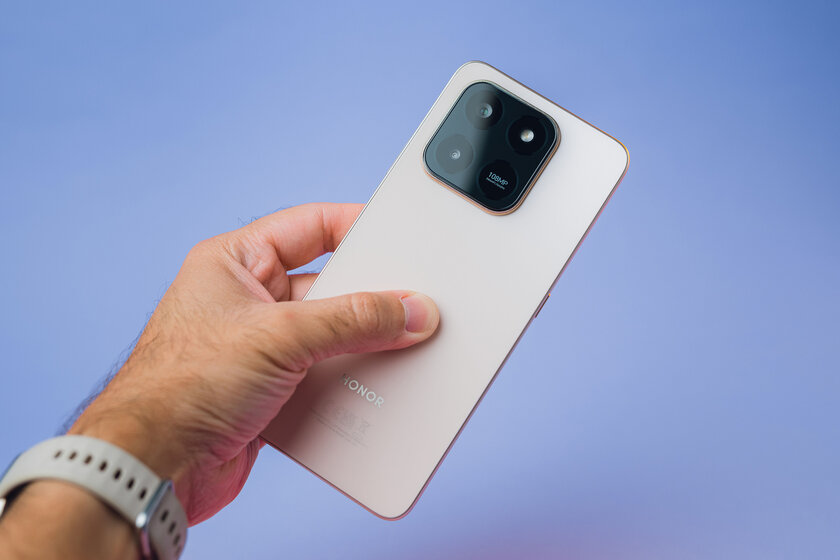 Усиленный корпус, батарея на двое суток и Google-сервисы: обзор недорогого HONOR X7d