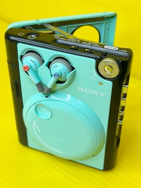 Sony WM-51 со встроенными наушниками — стиль 1987 года