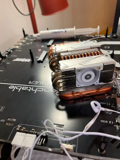 Энтузиаст разместил на iPhone 17 Pro Max радиаторы от M.2-накопителей: вот что это дало