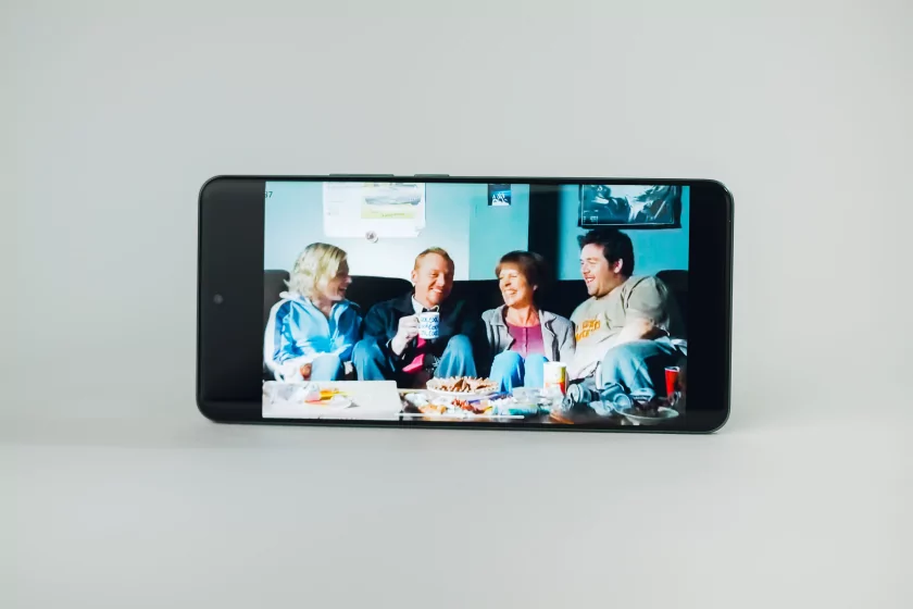 ИИ, ёмкая батарея и классная камера: первый взгляд на realme 15 Pro