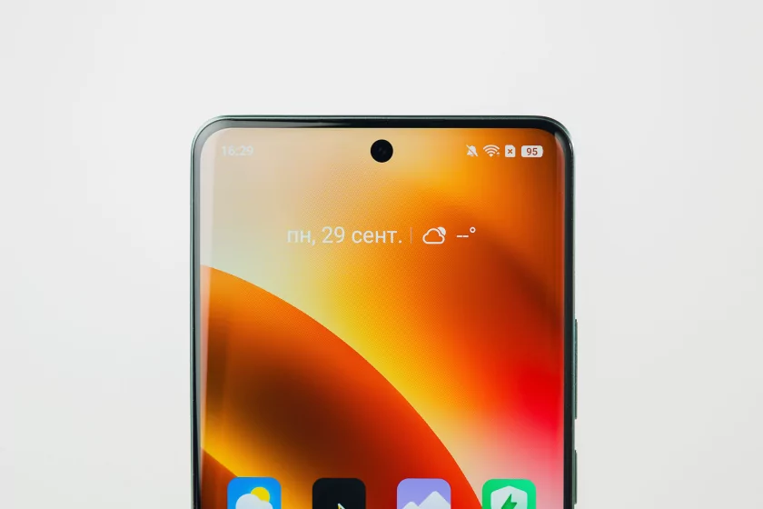 ИИ, ёмкая батарея и классная камера: первый взгляд на realme 15 Pro