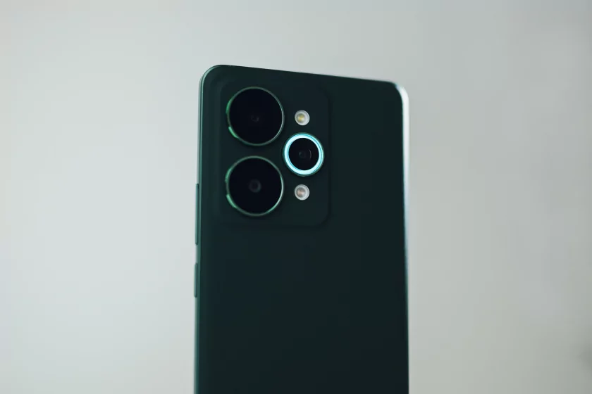ИИ, ёмкая батарея и классная камера: первый взгляд на realme 15 Pro