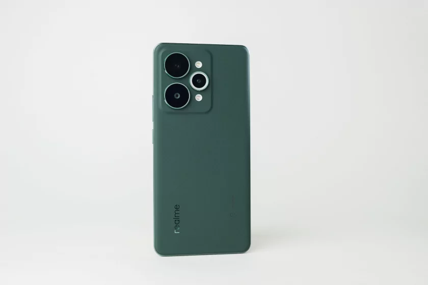 ИИ, ёмкая батарея и классная камера: первый взгляд на realme 15 Pro