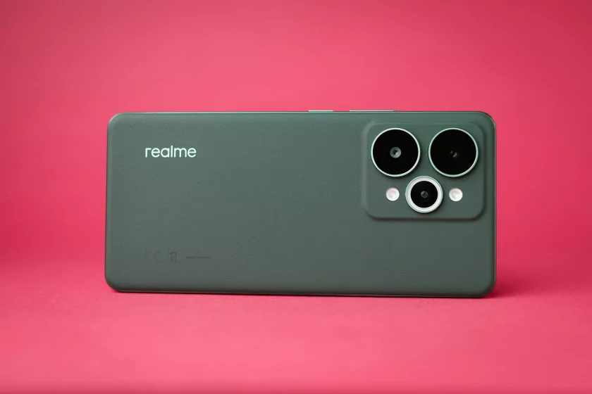 7000 мАч, три камеры по 50 Мп и 144 Гц: обзор realme 15 Pro — Автономность и зарядка. 1