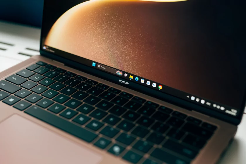В Россию приехал «невозможный» ноутбук от HONOR: с магнитной (!) камерой, тончайший и мощный — вот цена