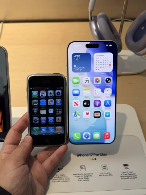 Интернет не мог обойтись без ежегодного сравнения первого iPhone с новым самым большим — 17 Pro Max