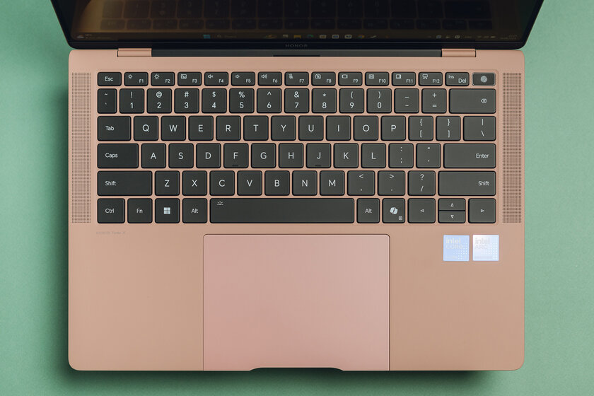 Искусство в металле: обзор ноутбука, который весит всего 1 кг — HONOR MagicBook Art 14 — Интерфейсы, периферия и звук. 3