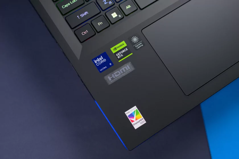 Обзор игрового ноутбука Acer Predator Helios 18 AI: Core Ultra 9, RTX 5080 и 128 ГБ ОЗУ — Дизайн, порты и ввод. 11