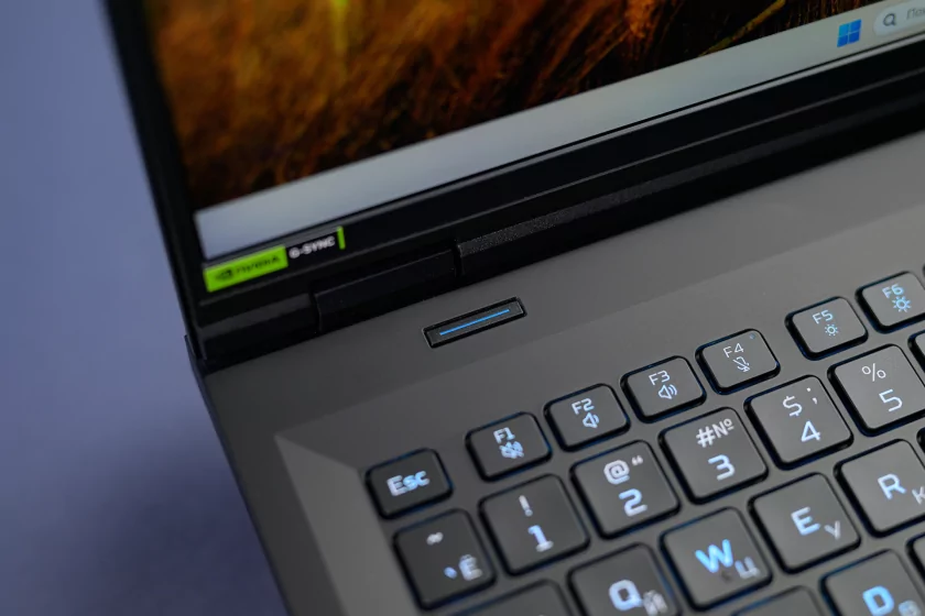 Обзор игрового ноутбука Acer Predator Helios 18 AI: Core Ultra 9, RTX 5080 и 128 ГБ ОЗУ — Дизайн, порты и ввод. 13