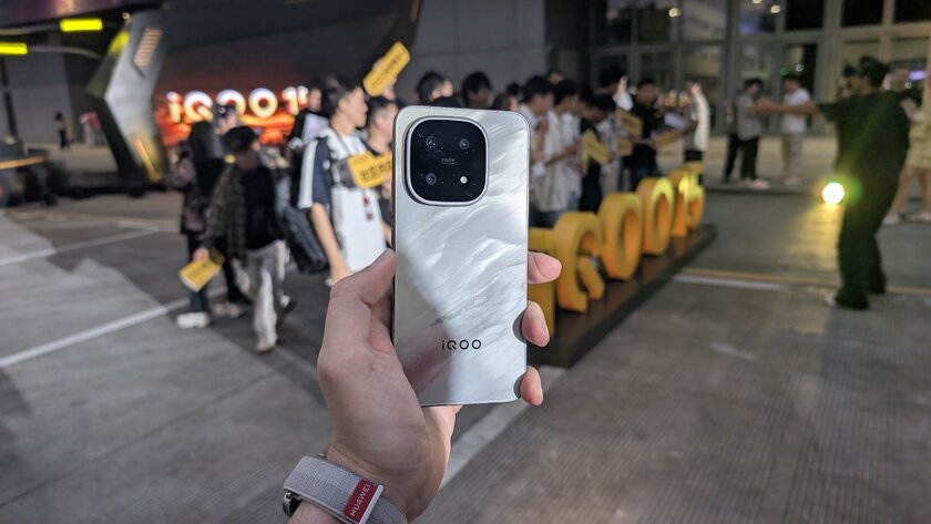 Мощное охлаждение и топовый чип: представлен флагманский IQOO 15