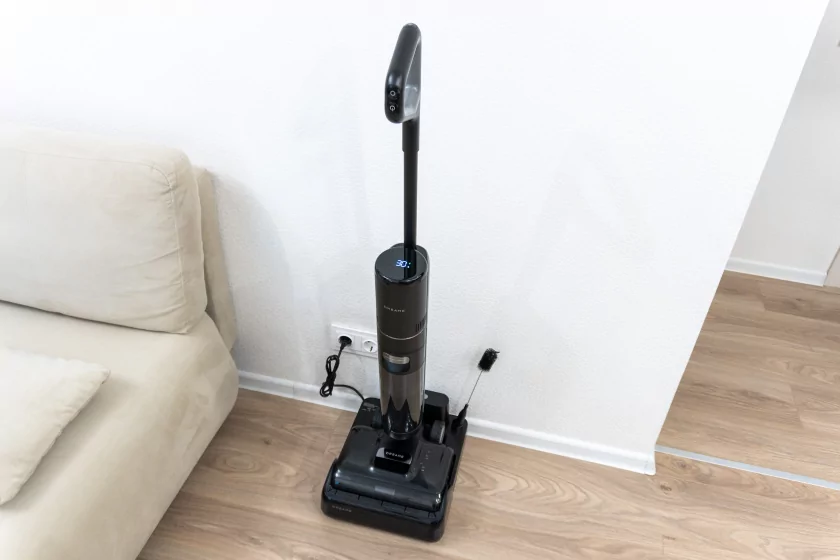 Втягивает мусор, моет полы и сам себя обслуживает: обзор вертикального пылесоса Dreame H15S